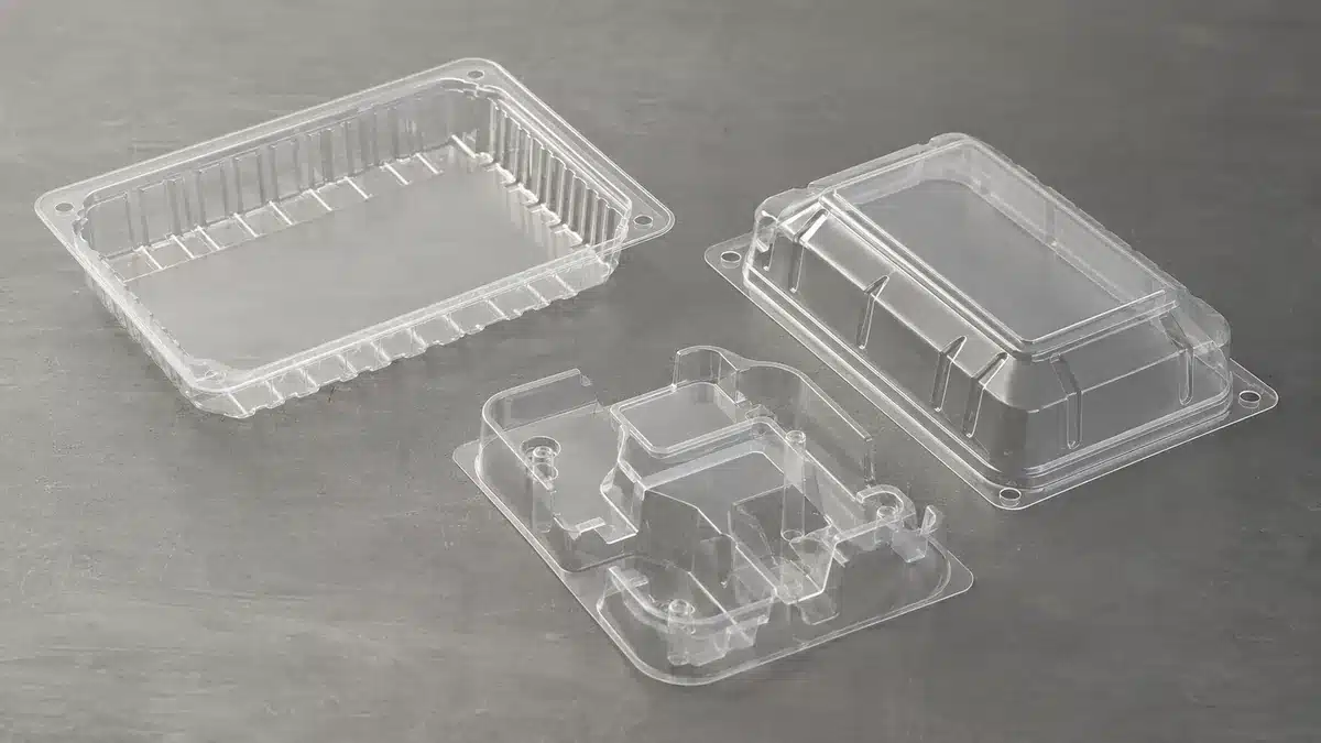 Unbranded clear thermoformed trays and protective covers arranged on a neutral worktable